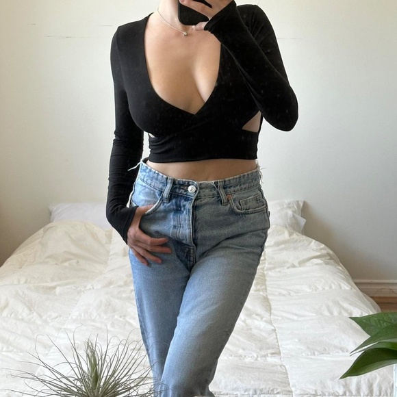 Black long sleeve crop top with cut out detail - Picture 6 of 7
